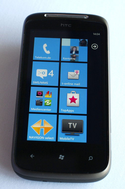 Windows Phone 7. Telefon firmy High Tech Computer Corp. (HTC) Mozart wyposażonym w najnowszy system operacyjny korporacji Microsoft - Windows Phone 7 . Fot. Jochen Eckel/Bloomberg