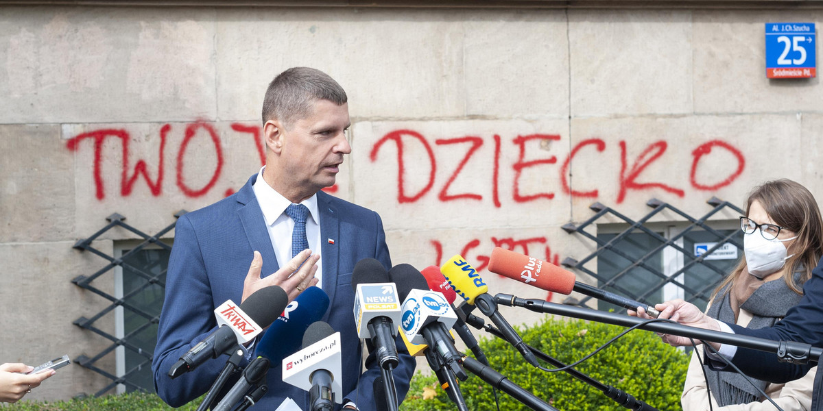 Konferencja ministra edukacji Dariusza Piontkowskiego przed gmachem MEN