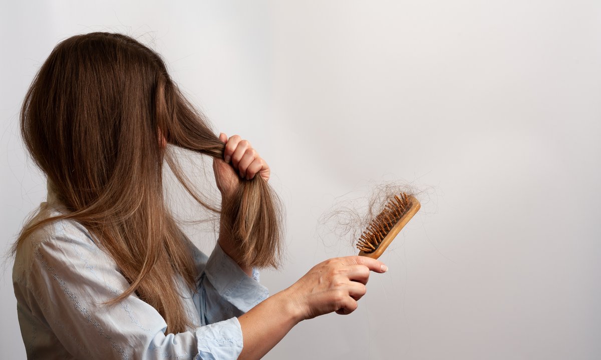 Ten szampon stopuje wypadanie włosów i pogrubia te, które są. "Zaczęłam zauważać mniej włosów na szczotce"