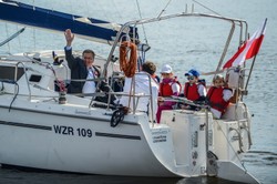 Kampania pod flagą biało-czerwoną. Komorowski pływał i częstował tortem