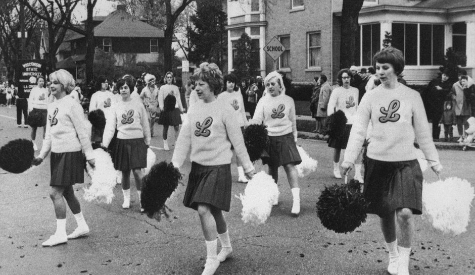 Drużyna pomponów z Uniwersytetu Stanowego Wisconsin w La Crosse maszeruje w Paradzie z okazji Święta Domu w 1965 roku.