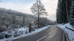 Śnieżne wyzwanie dla kierowców. GDDKiA ostrzega przed trudnymi warunkami na drogach
