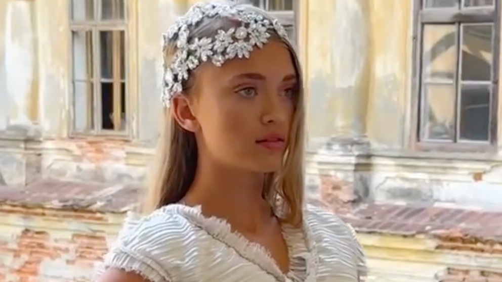 Amia sa po prvýkrát ocitla v roli profesionálnej modelky. A skutočne jej to pristane