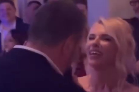 (VIDEO) NAŠA FATALNA VODITELJKA NAPUNILA 50 GODINA Podelila vreli ples sa dečkom doktorom: Napravio joj romantično iznenađenje, ona se topi u njegovim rukama