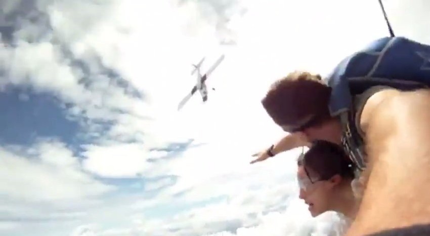 ...sve dok sa njegoe desne strane nisu uočili avion koji im ide u susret