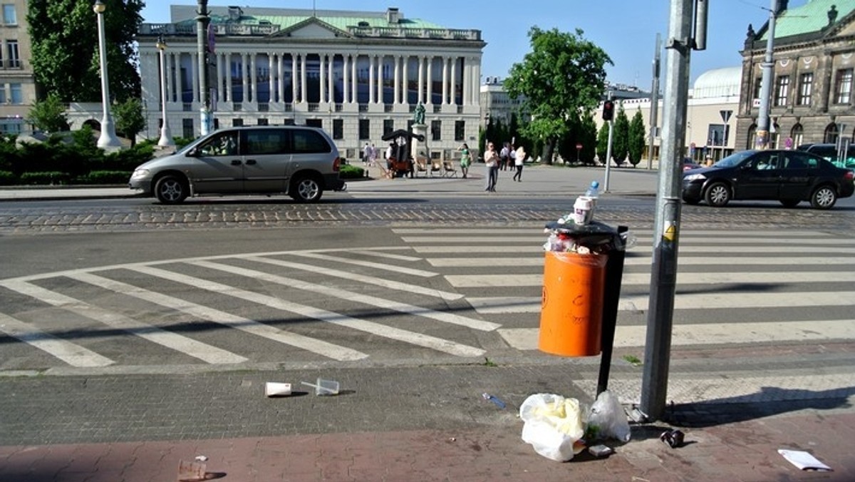 Do takiego wniosku doszedł Paweł Sztando, radny osiedla Stare Miasto, podczas swojego spaceru po centrum Poznania. Rozrzucone plastikowe opakowania, folie, rozbite butelki i przepełnione kosze na śmieci - to normalny widok w centrum miasta. Dlaczego nikt nie wywozi śmieci?