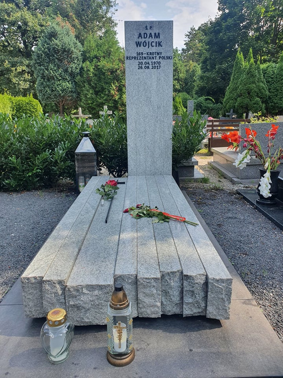Grób Adama Wójcika znajduje się na Cmentarzu Grabiszyńskim we Wrocławiu
