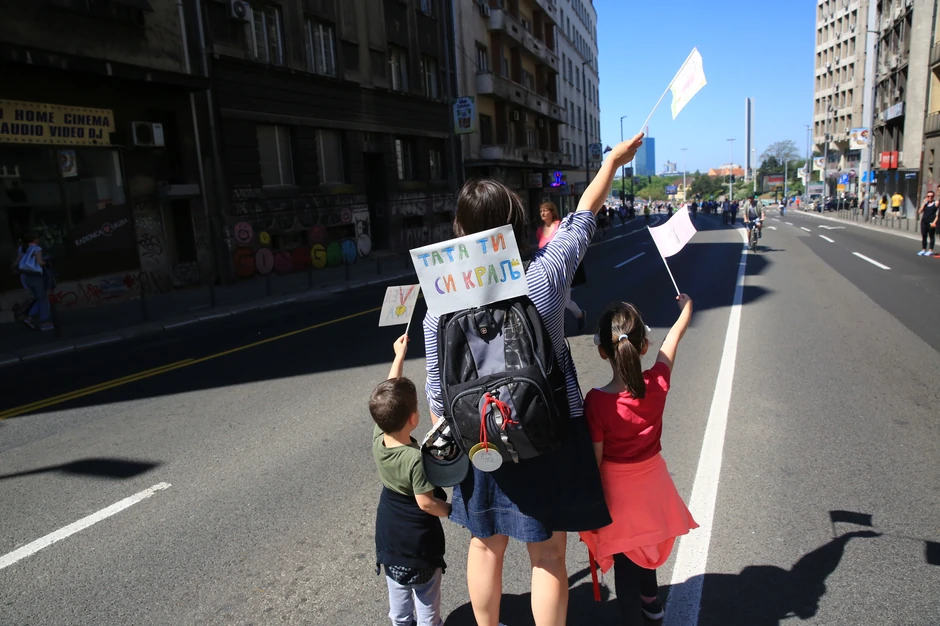 Druge mame i deca su davale podršku očevima