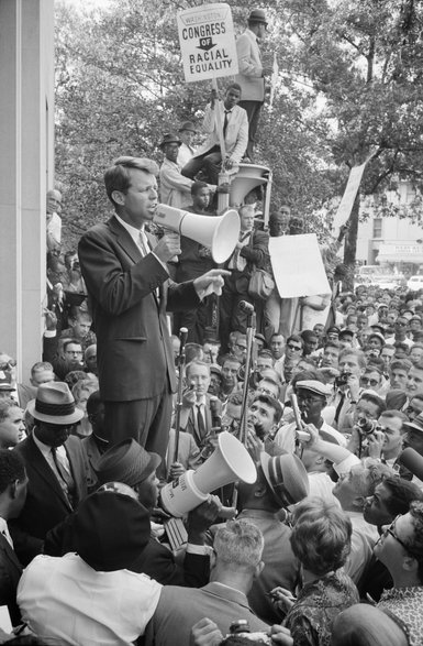 Prokurator Generalny Robert F. Kennedy przemawia przez megafon do tłumu Afroamerykanów i białych przed Departamentem Sprawiedliwości