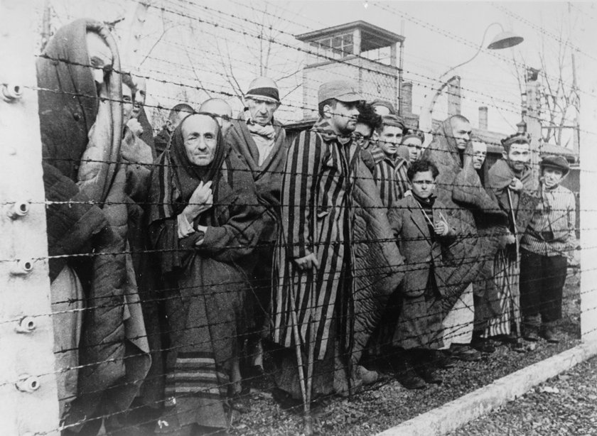 Skandal w Auschwitz. 11 osób rozebrało się pod bramą