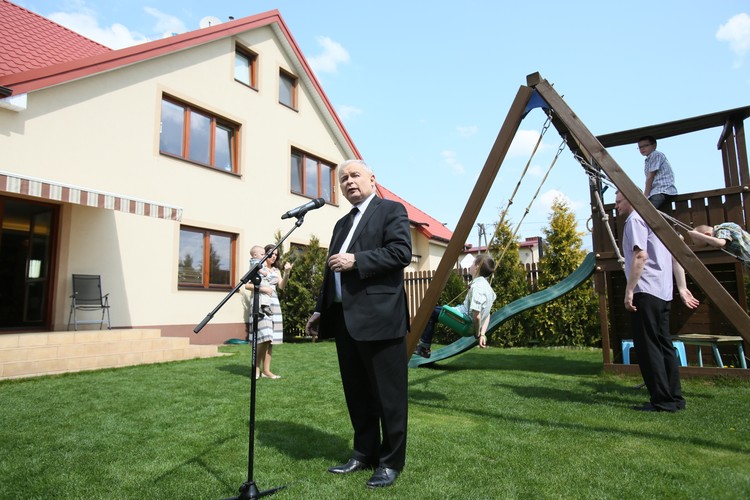 Jarosław Kaczyński na placu zabaw