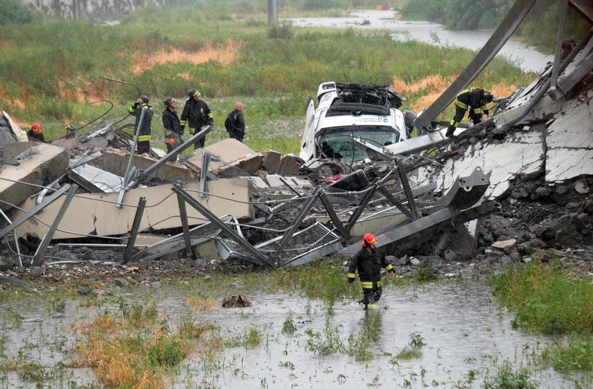 Zawalił się most na autostradzie. Służby mówią o „dziesiątkach ofiar”