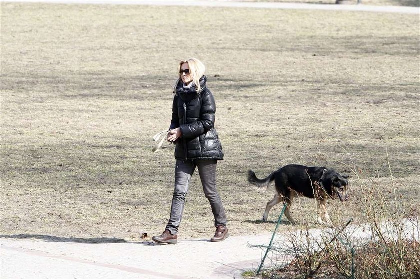 Torbicka sprząta po psie. Foto