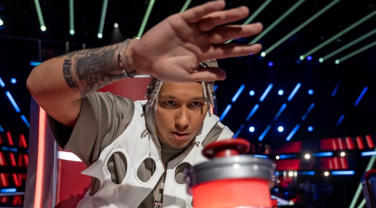 Manuel a The Voice zsűritagjaként integet a gombnak