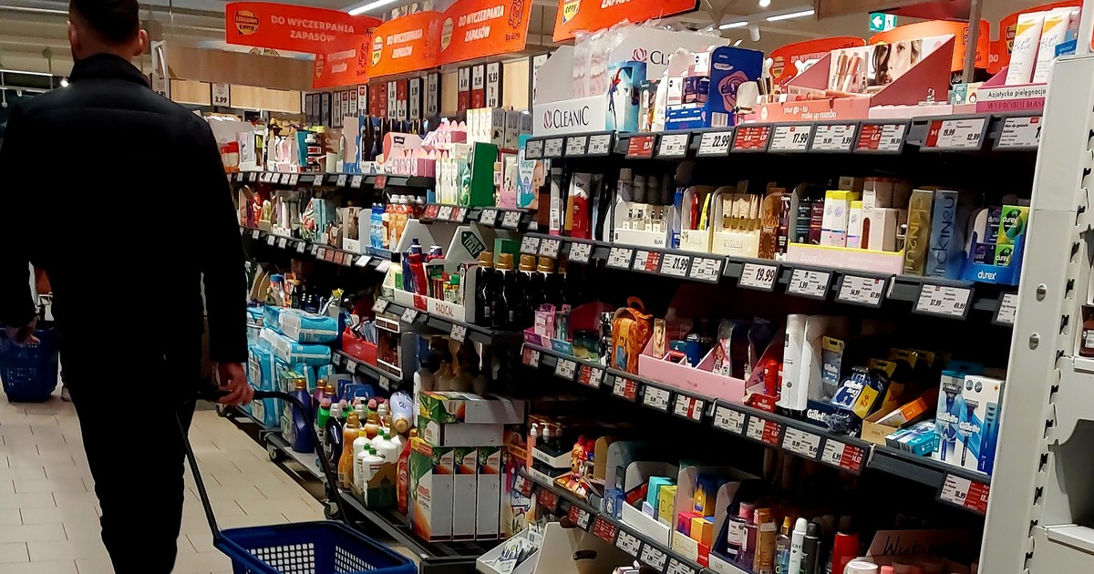 Wielka sieć wyda 250 mln zł na podwyżki. Będzie rekrutować