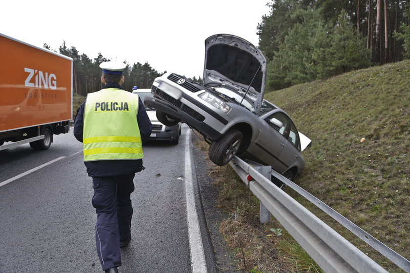 Volkswagen wpadł w poślizg i zawisł na barierkach