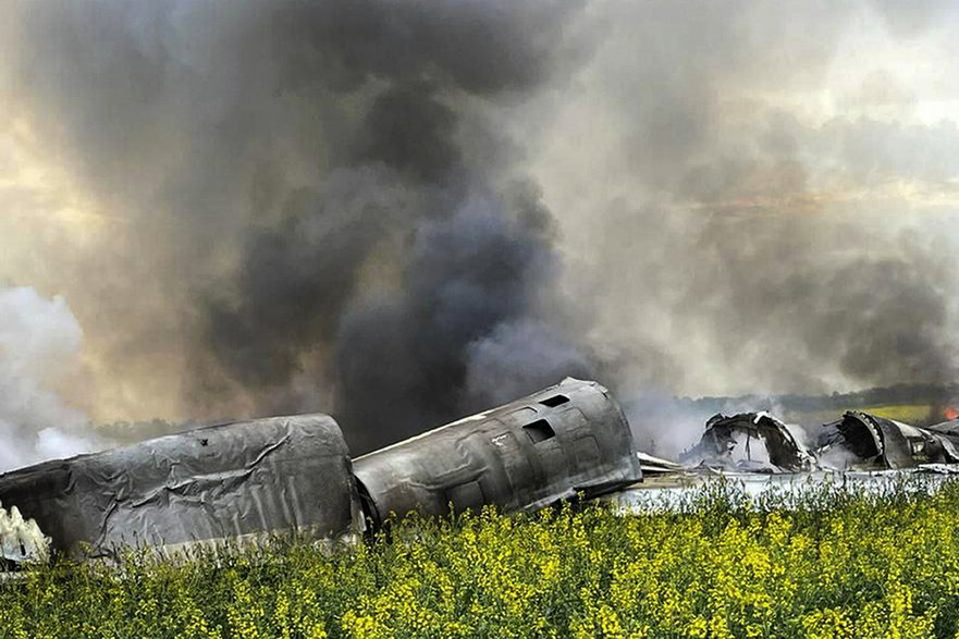 Wrak bombowca Tu-22M3, który rozbił się w obwodzie krasnogwardiejskim w Rosji, 19 kwietnia 2024 r.