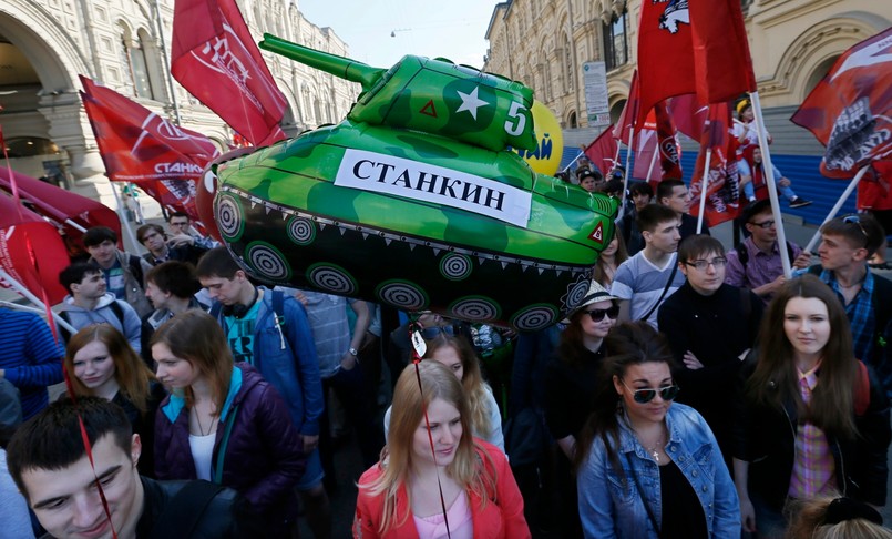 Blisko 100 tysięcy Rosjan maszerowało po Placu Czerwonym w Moskwie. W trakcie pierwszomajowego pochodu wznoszone były między innymi hasła odnoszące się do sytuacji na Ukrainie: „Moskwa z Donieckiem” i „Pokój Ukrainie”.