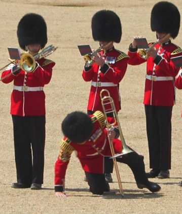 Britský trombonista, ktorý odpadol.