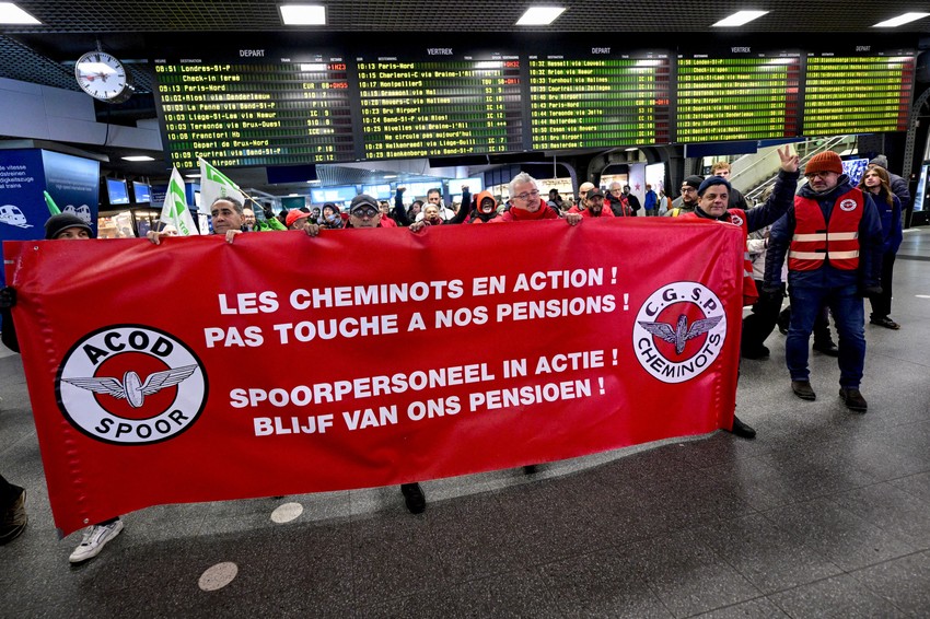 Radnici sa zastavama i transparentima sindikata na simboličnom maršu železničkih sindikata do sedišta železničkih kompanija, prvog dana nacionalnog štrajka