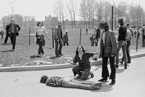 Przy zwłokach Jeffreya Millera przyklęka Mary Ann Vecchio – słynna fotografia Johna Filo z kampusu uniwersytetu w Kencie, 4 maja 1970 r.