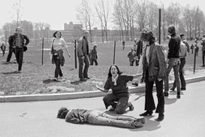 Przy zwłokach Jeffreya Millera przyklęka Mary Ann Vecchio – słynna fotografia Johna Filo z kampusu uniwersytetu w Kencie, 4 maja 1970 r.