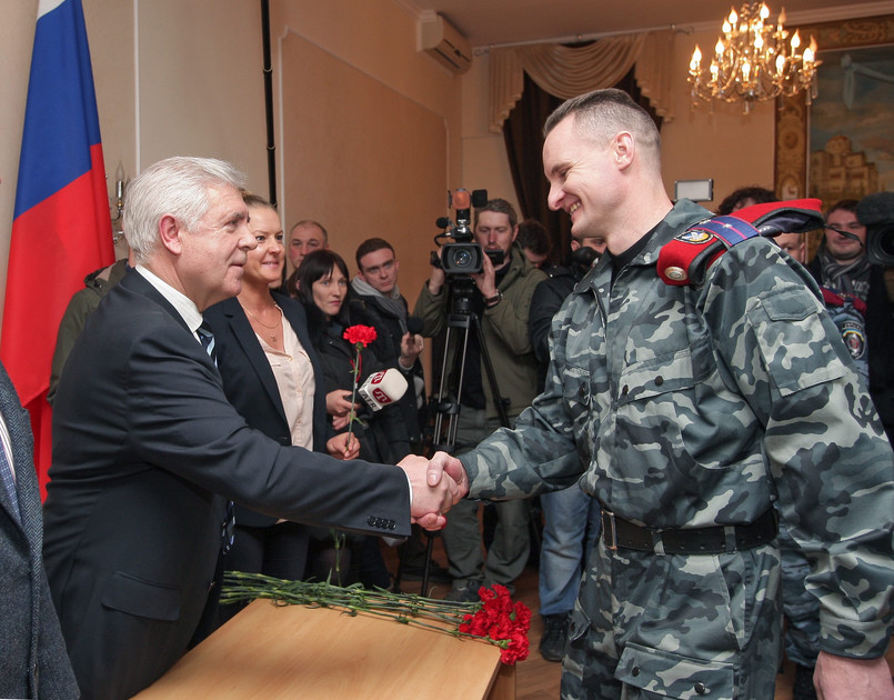 Paszporty wręczał milicjantom generalny konsul Federacji Rosyjskiej na Krymie Wiaczesław Świetliczny.
