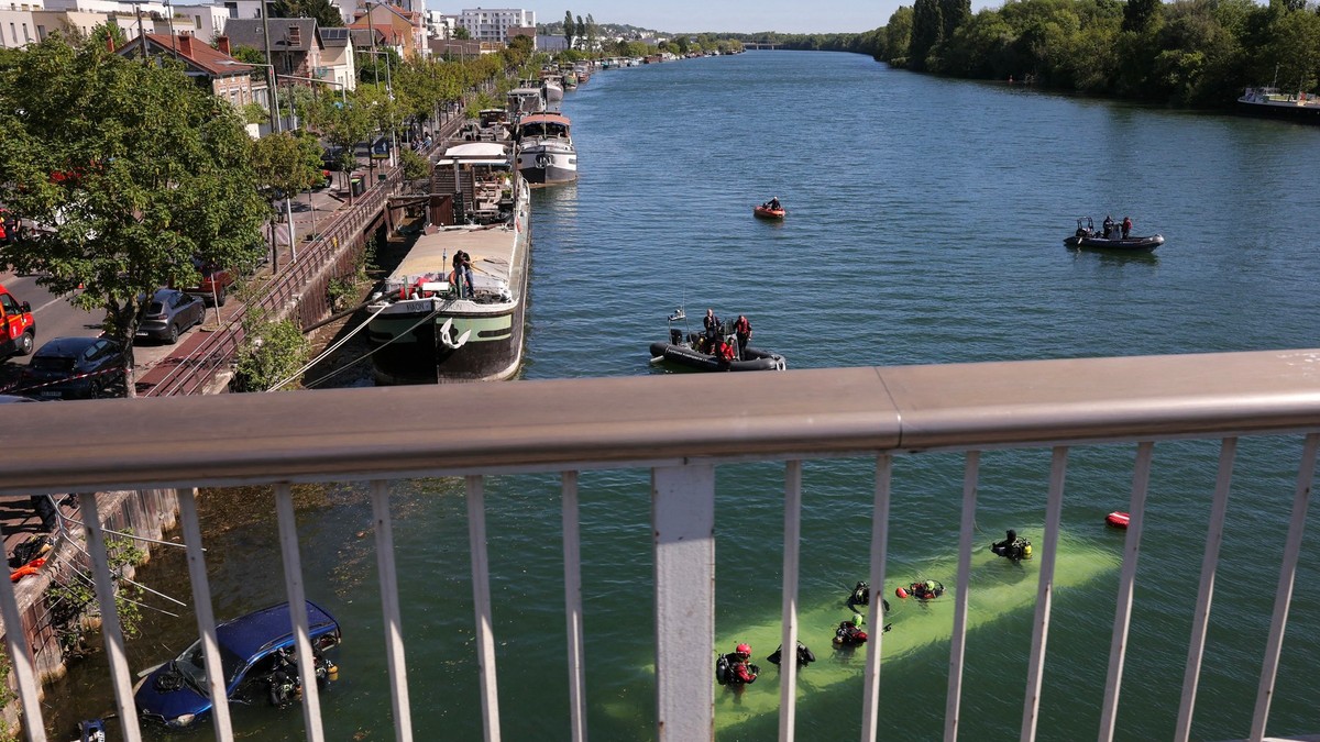 (Foto) Autobus se survao u reku: Vozač izgubio kontrolu i završio u Seni