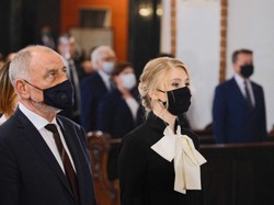 Buntowniczka? Kinga Duda w totalnej stylizacyjnej opozycji wobec mamy. FOTO