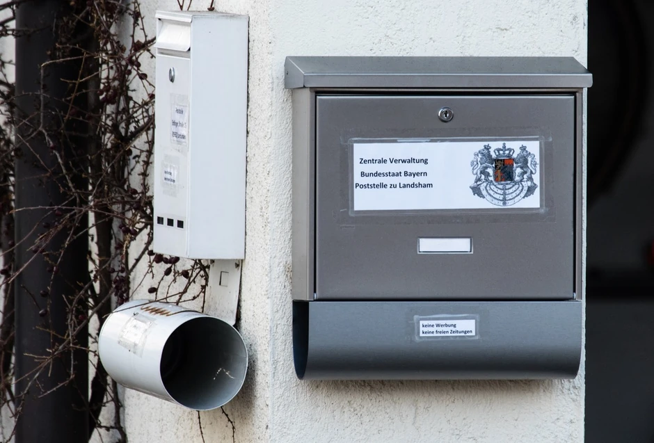 Poštanski sandučić sa grbom Rajhsbergera u Pliningu u Nemačkoj 2017.