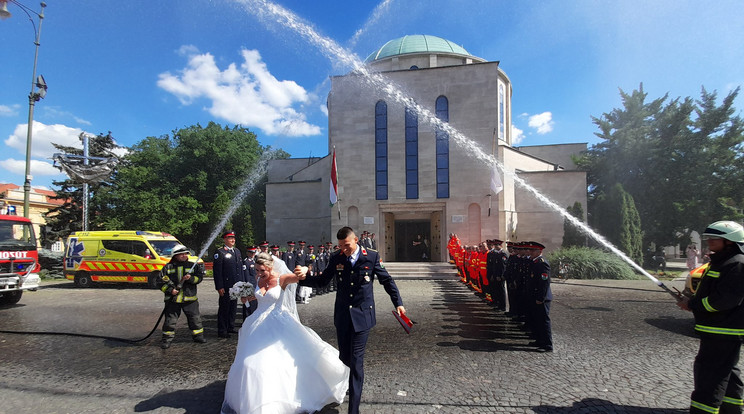 Éljen az ifjú pár! - A BM Országos Katasztrófavédelmi Főigazgatóság fotókat is közzétett a tűzoltó esküvőjéről