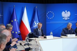 Warszawa, 17.02.2022. Przewodniczący Platformy Obywatelskiej Donald Tusk (3P), marszałek Senatu Tomasz Grodzki (P) oraz byli prezydenci RP Bronisław Komorowski (4P) i Aleksander Kwaśniewski (P) wzięli udział w spotkaniu, poświęconym bezpieczeństwu narodowemy Polski, odbywającym się 17 bm. w Centrum Prasowym Foksal w Warszawie. (aldg) PAP/Rafał Guz