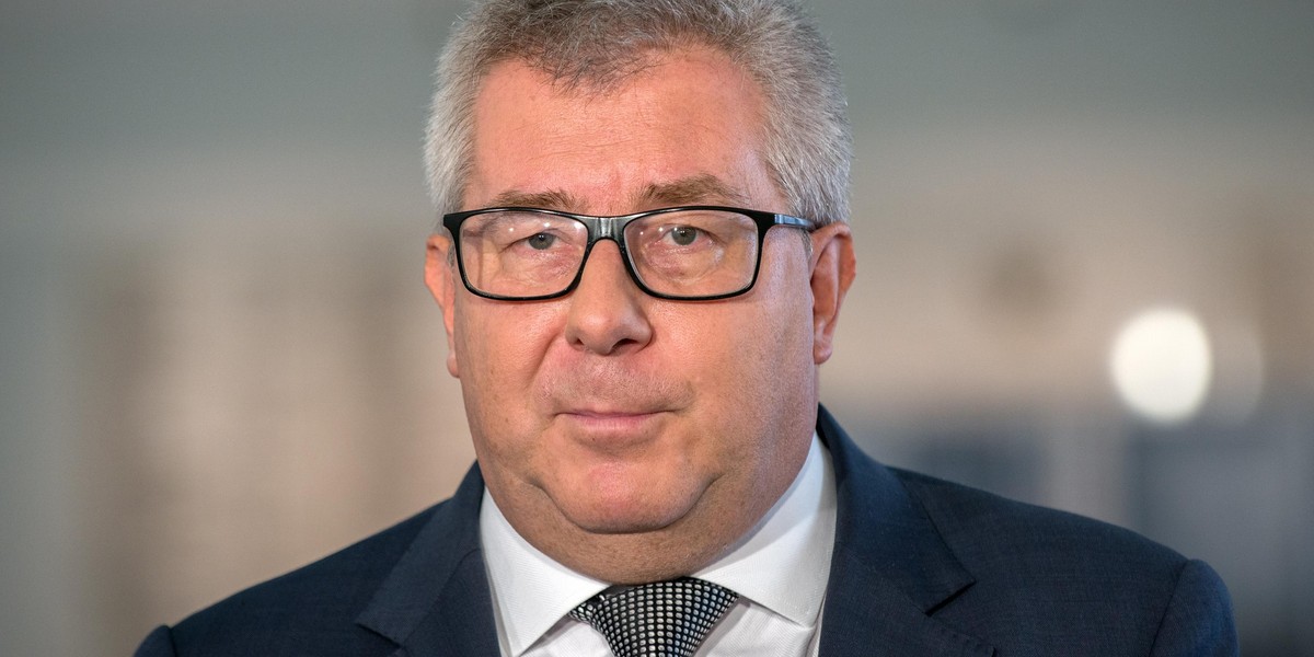 Czarnecki wulgarnie do internautki. Głupio się tłumaczy