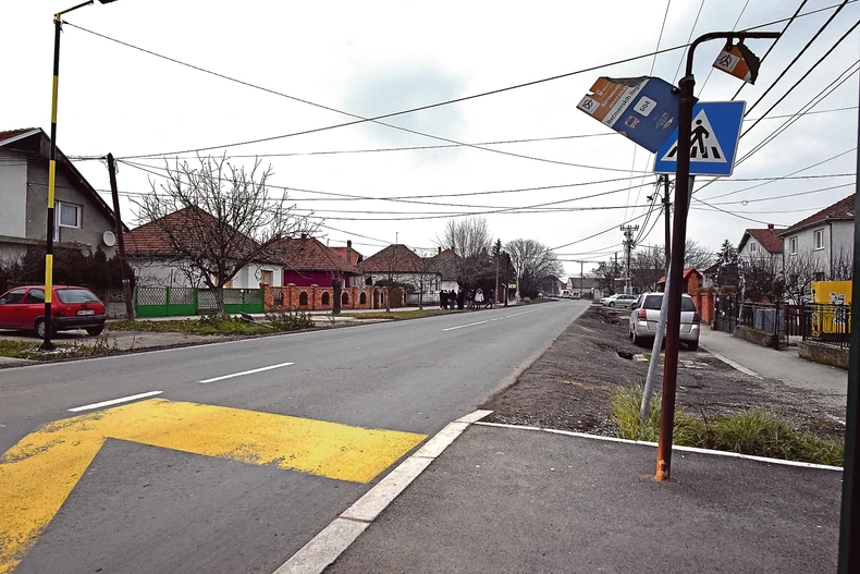 Na mestu nesreće ostao je polomljeni znak za pešački prelaz iako zebra nije iscrtana na putu