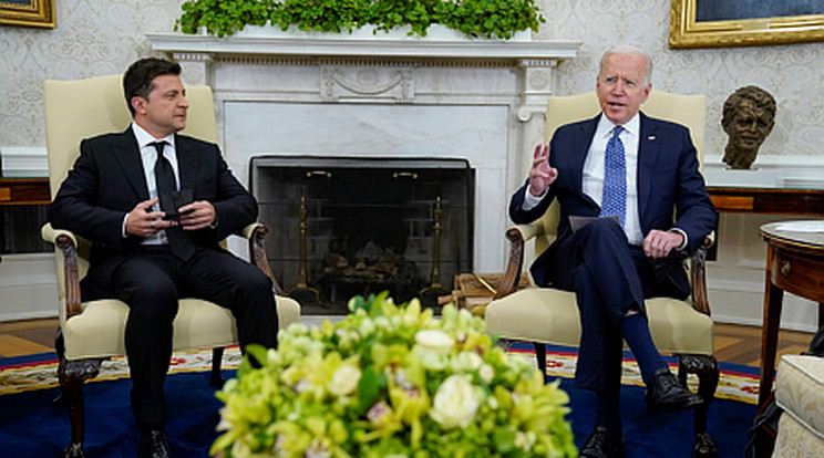 Joe Biden amerikai elnök (j) Volodimir Zelenszkij ukrán államfőt fogadja a washingtoni Fehér Ház Ovális irodájában 2021. szeptember 1-jén /Fotó: MTI/AP/Evan Vucci