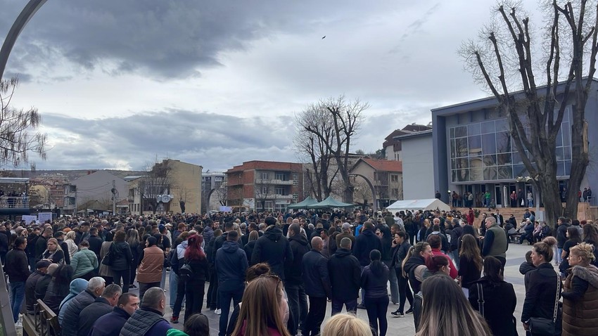Veliki broj ljudi okupio se na protestu u Kočanima