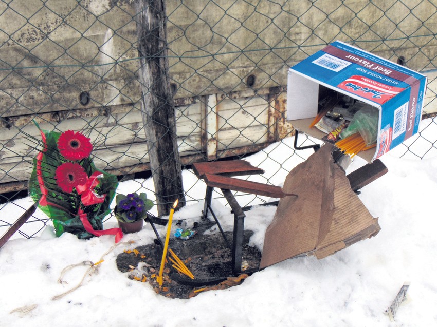 Na mestu nesreće građani su zapalili sveće i doneli cveće