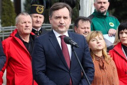 Zbigniew Ziobro podczas konferencji prasowej na terenie Kopalni Węgla Brunatnego Bełchatów w Rogowcu