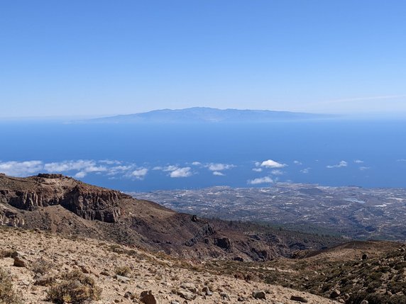 Park Narodowy Teide. Widok na Gran Canarię ze szlaku na Alto de Guajara, Teneryfa.