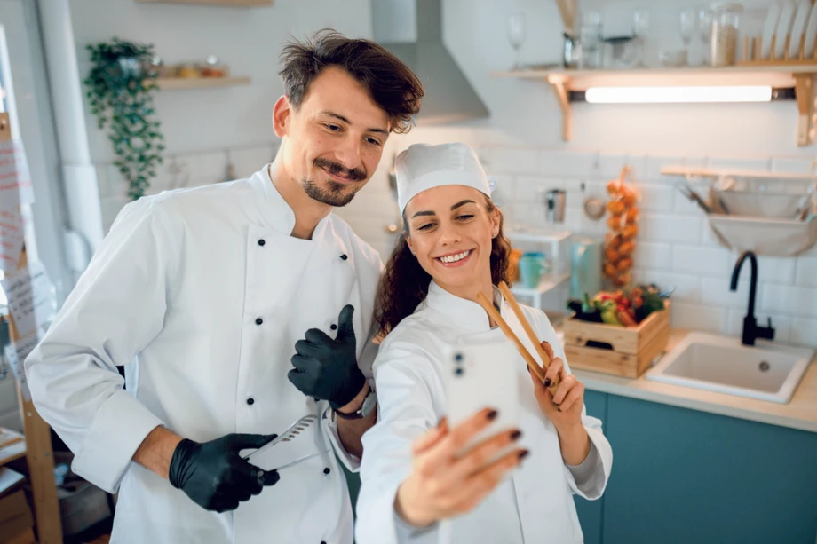 Robiąc selfie, dzięki Kadromierzowi można „odhaczyć” swoją obecność w pracy, ale aplikacja ma znacznie więcej funkcjonalności.