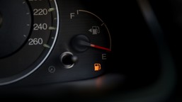 jak oszczędzać paliwo zmieniając styl jazdy? sprawdzone techniki, które naprawdę obniżają spalanie ceny paliw oszczedna jazda ecodriving eko jazda na luzie stacje paliw benzyna diesel ropa