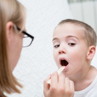 Egy gyermek foniátriai vizsgálata pontosan hogyan zajlik? Az orvos válaszol