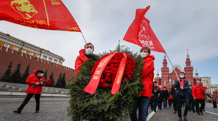 Az Orosz Kommunista Párt támogatói vonulnak a Lenin-mauzóleumhoz a moszkvai Vörös téren 2020. április 22-én, a bolsevik vezér születésének 150. évfordulóján /Fotó: MTI/EPA Jurij Kocsetkov