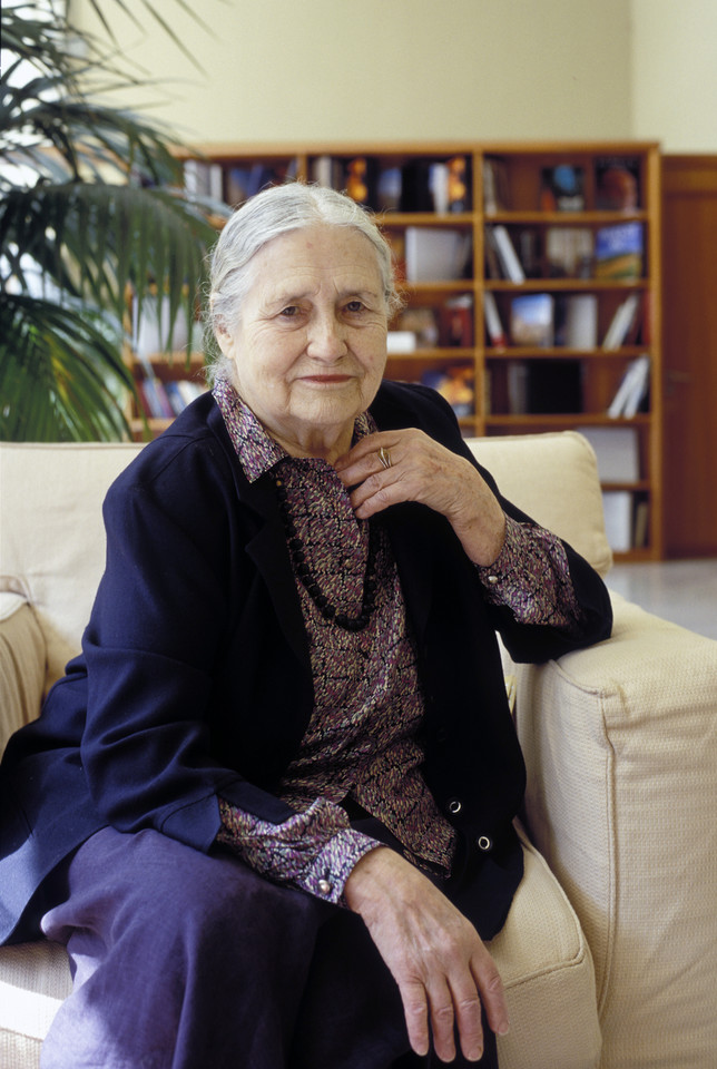 2007 r. — Doris Lessing (Wielka Brytania) — "jej epicka proza jest wyrazem kobiecych doświadczeń. Przedstawia je z pewnym dystansem, sceptycyzmem, ale też z ogniem i wizjonerską siłą"