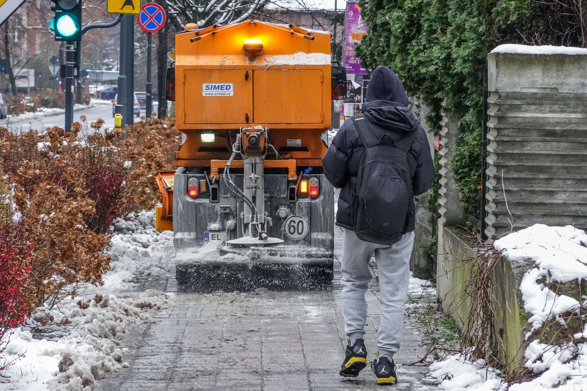 Polska pod śniegiem. Co grozi za nieodśnieżone drogi?