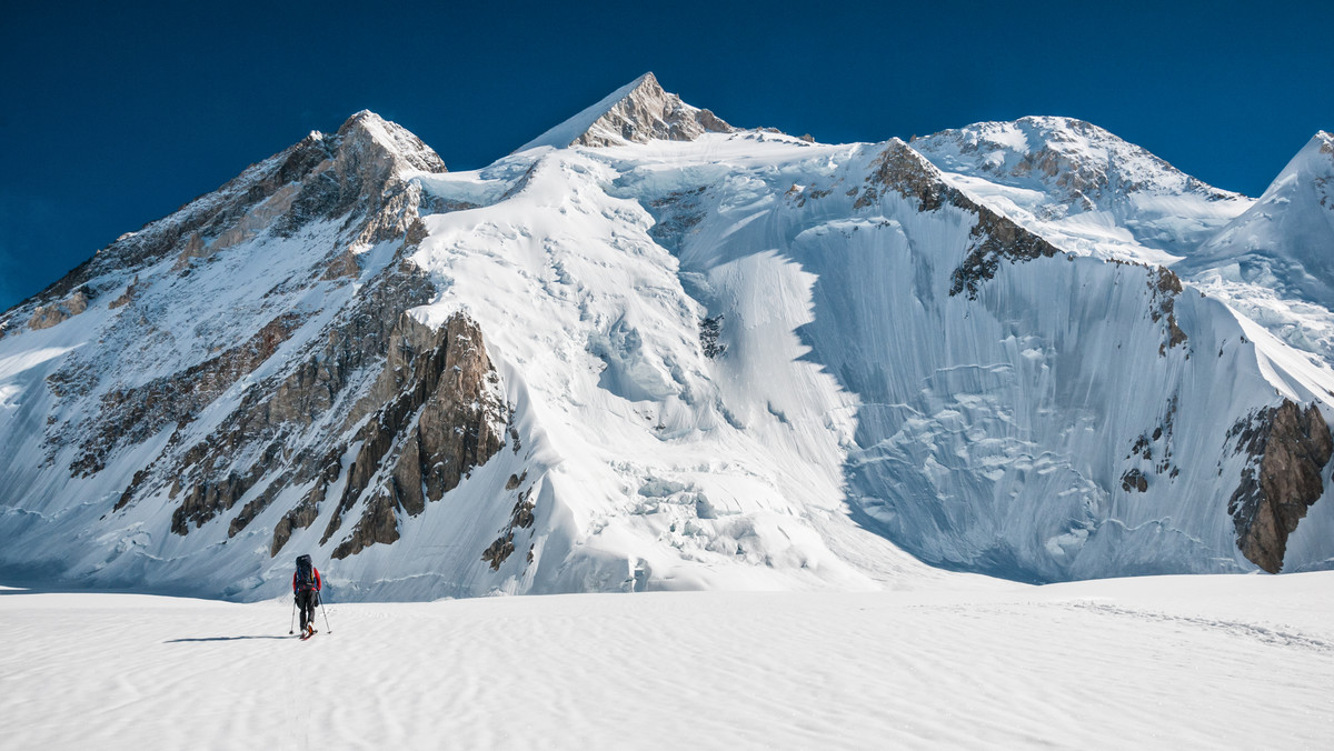 Grupa Gasherbrumów to łańcuch szczytów wystających z grani w kształcie podkowy, która obejmuje lodowiec Gasherbrum Południowy. Po wschodniej stronie lodowiec styka się z Gasherbrumem I, oddzielonym od stożkowych szczytów Gasherbrumów II i III przełęczą Gasherbrum La.