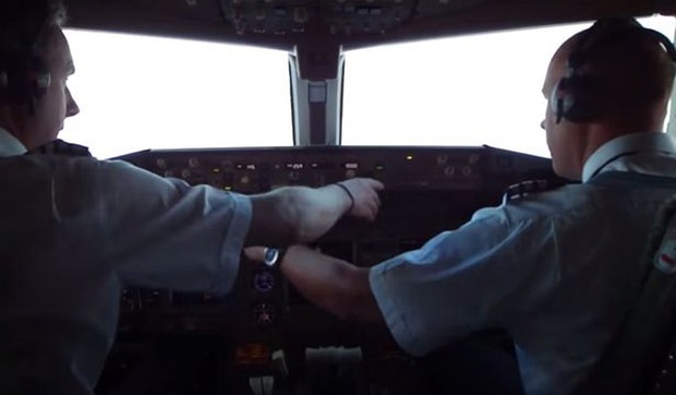 668984_avion-u-magli-foto-youtube-just-in-2