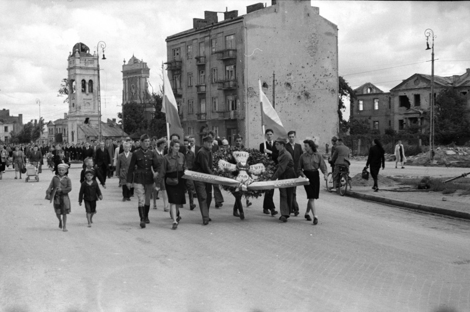 Jedno ze zdjęć z Powstania Warszawskiego prezentowanych na wystawie "Warszawa. Feniks z popiołów" w Hiroszimie