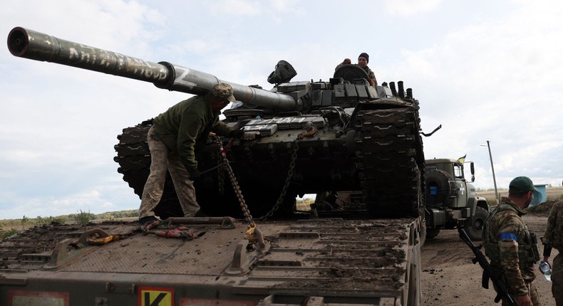 A Russian T-72 tank is loaded on a truck by Ukrainian soldiers outside the town of Izyum on September 24, 2022.Photo by ANATOLII STEPANOV/AFP via Getty Images