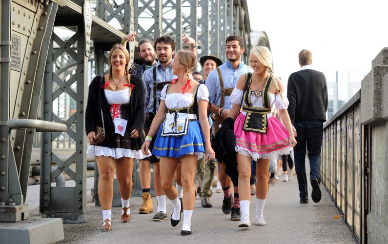 Oktoberfest 2014 – turystki ubrane w stroje bawarskie na 181. Oktoberfest w Monachium. <br><br>EPA / TOBIASZ HASE Dostawca: PAP / EPA.
